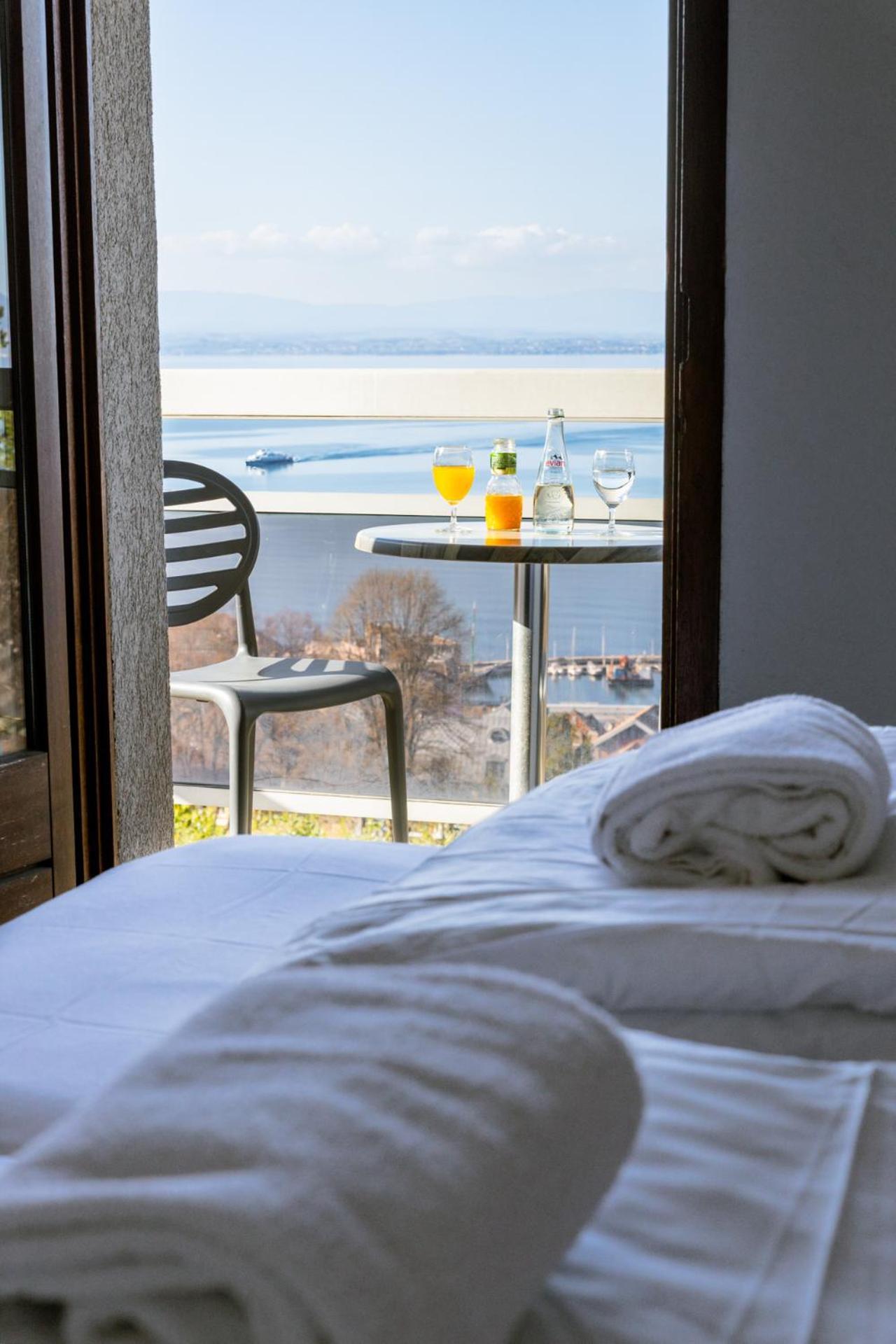 Cote Lac Hostel Evian エクステリア 写真